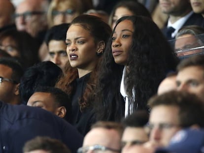 No, Rihanna no está viendo la actuación de Maroon 5 en la Super Bowl del año pasado. Está en París disfrutando a su manera de un partido de fútbol.