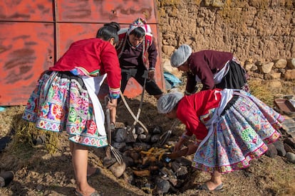 Mujeres cocinan al estilo pachamanca en el Parque de la Papa.