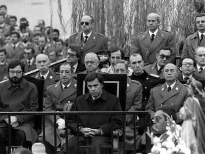 Narc&iacute;s Serra y Felipe Gonz&aacute;lez, en la base de la Divisi&oacute;n Acorazada Brunete. 