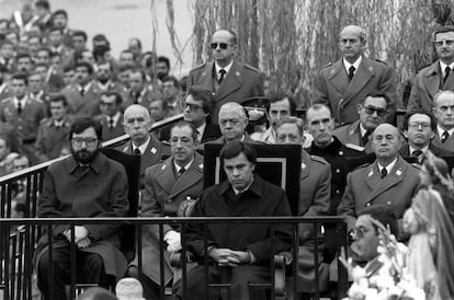 Narc&iacute;s Serra y Felipe Gonz&aacute;lez, en la base de la Divisi&oacute;n Acorazada Brunete. 