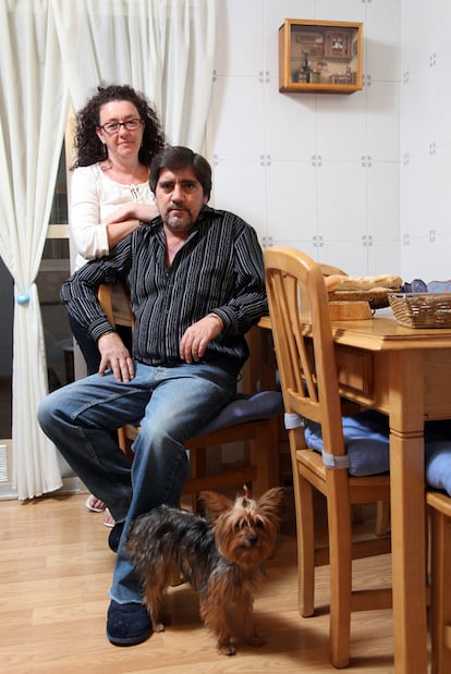 Elena Parrondo y su marido, José María Álvarez, en su casa.