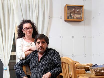 Elena Parrondo y su marido, José María Álvarez, en su casa.