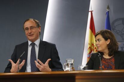 El ministro de Sanidad, Alfonso Alonso, junto a  la vicepresidenta del Gobierno, Soraya S&aacute;enz de Santamar&iacute;a, durante la rueda de prensa posterior a la reuni&oacute;n del Consejo de Ministros.