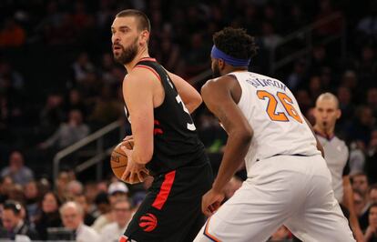 Marc Gasol, defendido por Robinson.