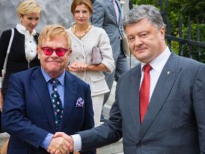 Petró Poroshenko saluda al cantante y activista progay Elton John el pasado día 12 en Kiev.