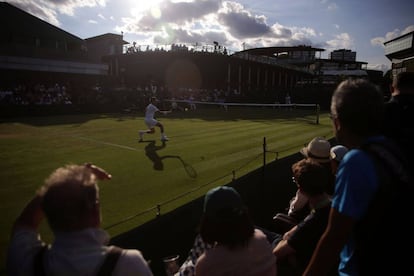 Espectadores en una de las pistas de Wimbledon el primer día del torneo.