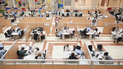 Vista de la sede de la Agencia Tributaria en su sede de Guzmán el Bueno en Madrid este miércoles cuando comienzan las declaraciones particulares de forma presencial.