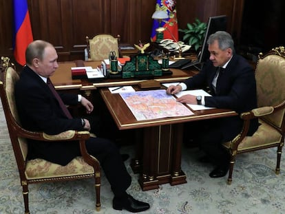 Putin y su ministro de Defensa revisan un mapa de Siria en el Kremlin, el viernes pasado.