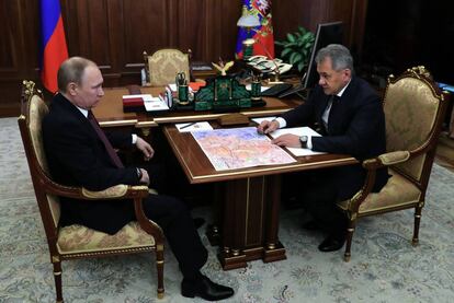 Putin y su ministro de Defensa revisan un mapa de Siria en el Kremlin, el viernes pasado.