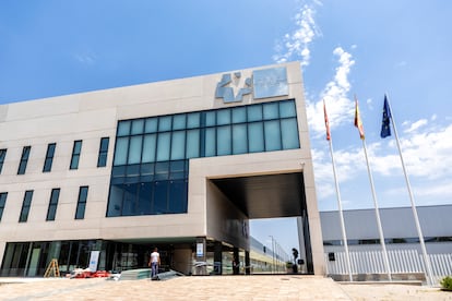 La entrada de personal del hospital Enfermera Isabel Zendal de Madrid con los operarios trabajando, este jueves.