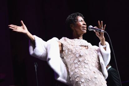 Aretha Franklin actúa en el escenario durante una ceremonia de la Fundación contra el SIDA Elton John en la Catedral de San Juan el Divino en Nueva York, el 7 de noviembre de 2017.