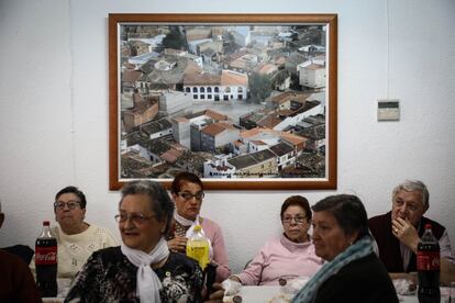 Vecinas de Ledeña (Cuenca) en un acto del PP en el hogar del pensionista.