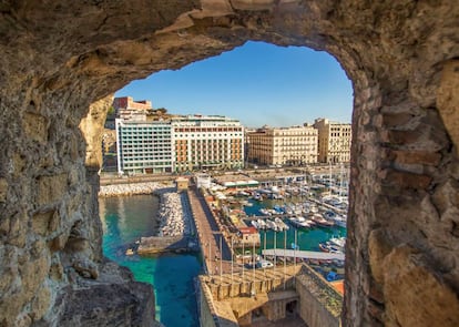 El barrio napolitano de Chiaia visto desde el Castel dell'Ovo.