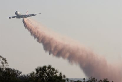 El aparato estrella contra el mayor incendio de Isreal es un mastodóntico Boeing estadounidense capaz de transportar 80.000 litros de agua y de volar durante la noche, cuando los vientos avivan las llamas