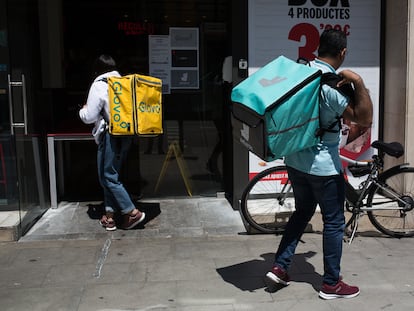 Repartidores de comida para llevar a domicilio en Barcelona.