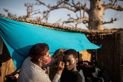 Una modelo es maquillada antes del inicio de la Semana de la Moda de Dakar (Senegal).