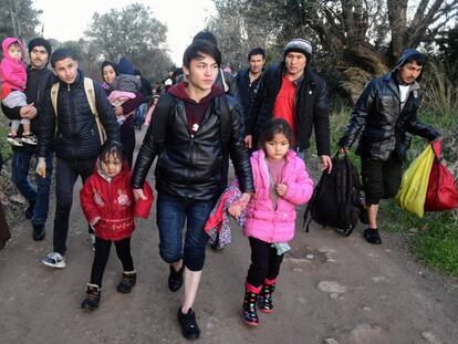 Un grupo de migrantes llega a Skala Sikaminias (Lesbos) tras gruzar el Egeo desde Turquía.