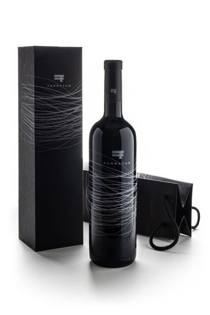 Ferratus, en Ribera del Duero, lanza Fusión 2017, un vino en el que se ensamblan los viñedos de altitud de diferentes edades, con una selección de uvas tempranillo vendimiadas a mano, con fermentación alcohólica y maloláctica en barricas de roble francés de 500 litros de grano fino con batonnage, a lo que se suman 20 meses en barrica además del afinado en botella posterior. El resultado es un vino de color rojo picota muy intenso, capa alta, limpio y brillante. En nariz muestra aromas de fruta negra muy madura y notas balsámicas. Expresivo y persistente. Precio: 30 euros.
