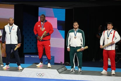 From left to right: Yasmani Acosta (silver), Mijaín López (gold), Amin Mirzazadeh (bronze) and Meng Lingzhe (bronze), on the podium of the final of Greco-Roman Wrestling, 130 kg men.