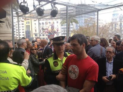 El vicepresidente del comité de empresa de RTVV, Vicent Mifsud, custodiado por la policía que les ha obligado a marcharse.