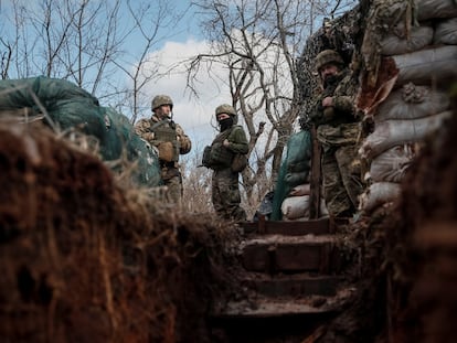 Soldados ucranios, este domingo cerca de la línea del frente de la provincia de Donetsk.