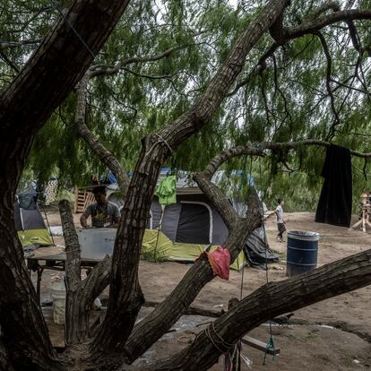 Vista del interior de un campamento de refugiados el da 11 de abril 2020 en Matamoros,Tamaulipas, Mexico. Desde el mes de enero pasado fue instalado un campamento donde se encuentran ms de 2500 migrantes de 7 diferentes nacionalidades, instalado en las orillas del Ro bravo frente al muro divisorio entre Mxico y los Estados Unidos, los migrantes esperan su resolucin de asilo poltico por parte del gobierno norteamericano.  Este campamento es uno de los puntos delicados ante la epidemia de coronavirus, debido a las condiciones de hacinamiento y la precariedad de servicios bsico como, el agua y la electricidad. 
