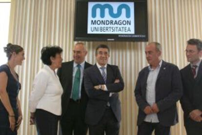 De izquierda a derecha, la secretaria general de MU, Idoia Peñacoba, Isabel Celaá, Iosu Zabala, Patxi López, el diputado general de Gipuzkoa, Martín Garitano, y el vicepresidente de MU, Pedro Urteaga.