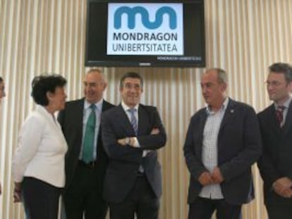 De izquierda a derecha, la secretaria general de MU, Idoia Peñacoba, Isabel Celaá, Iosu Zabala, Patxi López, el diputado general de Gipuzkoa, Martín Garitano, y el vicepresidente de MU, Pedro Urteaga.