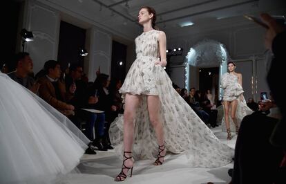 Desfile de Giambattista Valli en el museo de los Archivos Nacionales de París.