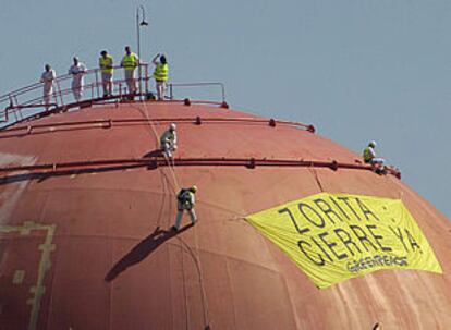 Los activistas de Greenpeace trepan por la cúpula de la central nuclear de Zorita.