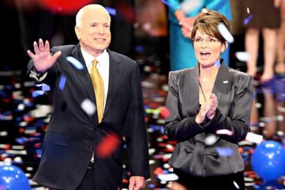 John McCain, junto a Sarah Palin, aceptó ayer la nominación a la candidatura