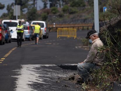 Un vecino afectado por el corte de la carretera LP2 dirección Jedey, La Palma.