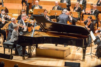 La pianista Maria João Pires, el director Trevor Pinnock (de espaldas) y varios integrantes de la Orquesta del Mozarteum de Salzburgo, el pasado martes en Zaragoza.