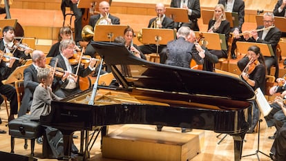 La pianista Maria João Pires, el director Trevor Pinnock (de espaldas) y varios integrantes de la Orquesta del Mozarteum de Salzburgo, el pasado martes en Zaragoza.