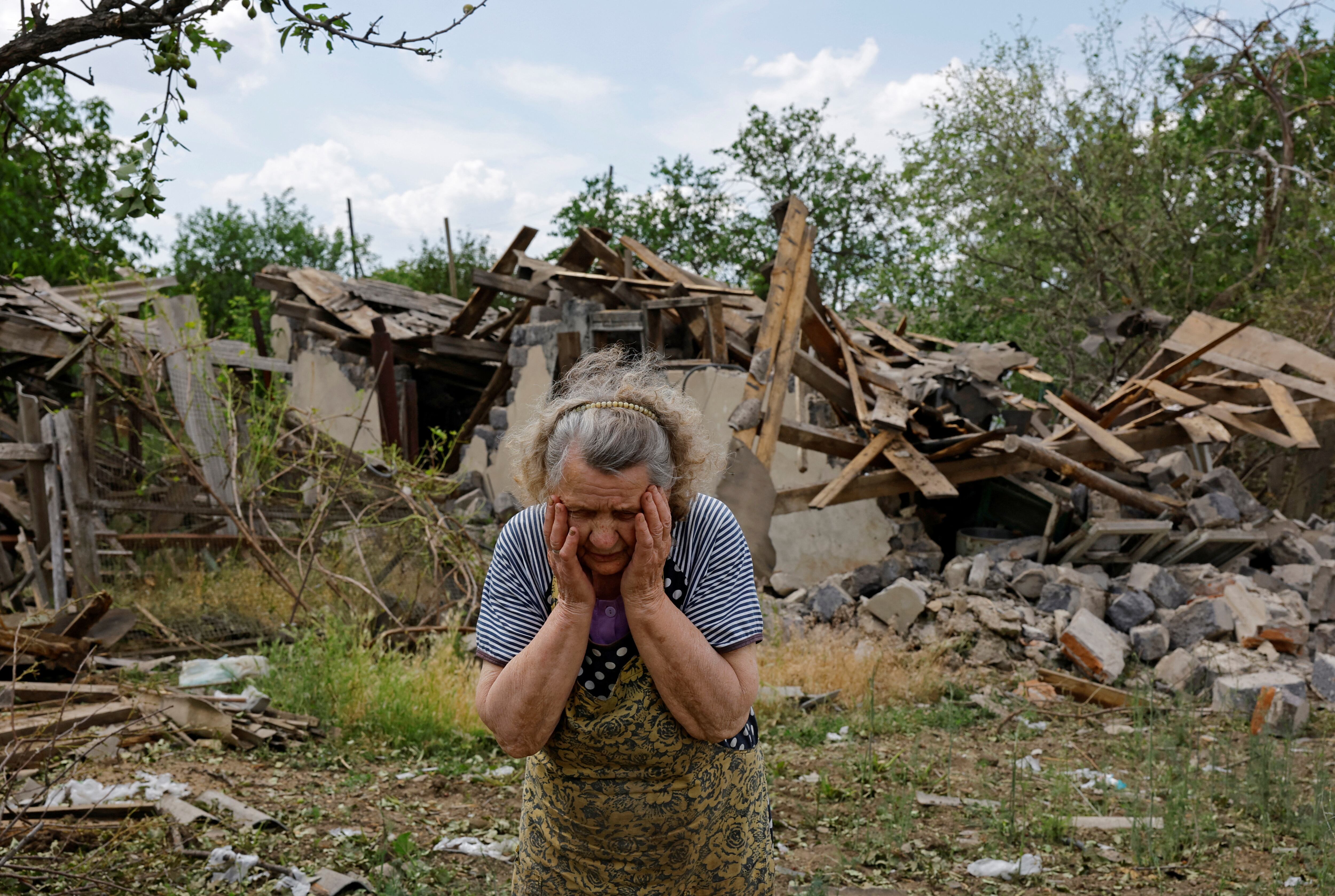 Valentina Chernaya, de 90 años, lamenta los daños que ha sufrido su casa por un bombardeo sobre Rozivka, en la región de Donetsk, Ucrania, el 3 de junio de 2024. 