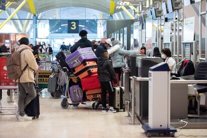 Varias personas con maletas en el aeropuerto de Adolfo Suárez el pasado 23 de diciembre.