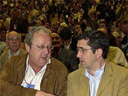 Patxi Lopez (d), conversa con Txiki Benegas (i), al comienzo del congreso extraordinario del PSE/EE.