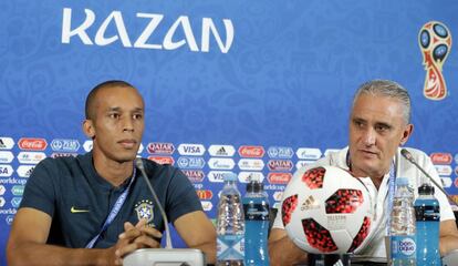 O capitão Miranda e Tite dão entrevista coletiva antes da partida contra a Bélgica.