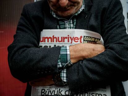 Un lector con un ejemplar del diario &#039;Cumhuriyet&#039; el pasado 1 de noviembre.