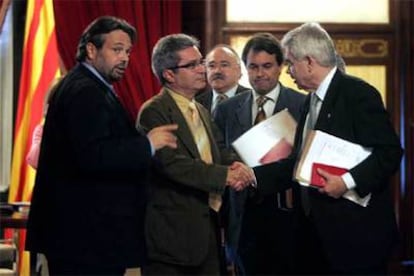 De izquierda a derecha, Ernest Benach, Joan Saura, Josep Lluís Carod, Artur Mas y Pasqual Maragall, en su última reunión sobre el Estatuto.
