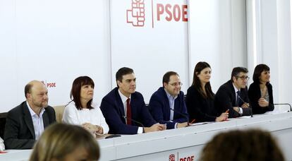 El secretario general del PSOE, Pedro Snchez, junto a su equipo, al inicio de la reunin de la Comisin Ejecutiva Federal este mircoles.