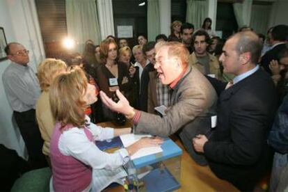 Militantes del PP de Elche se enfrentan durante una votación en la noche del pasado jueves.