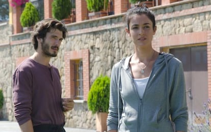 Yon González y Blanca Romero, en una imagen de 'Bajo sospecha'.