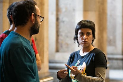 Anna Gabriel conversa con otros diputados de la CUP este martes.