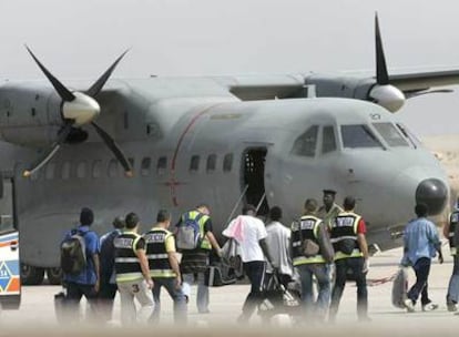 Vuelo de traslado de inmigrantes del <i>Marine 1</i> desde Nuadibú (Mauritania), en febrero pasado.