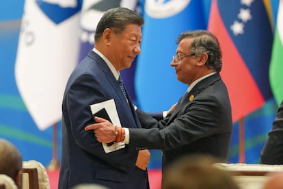 El presidente colombiano, Gustavo Petro, saluda a su homólogo chino, Xi Jinping, en la inauguración del foro entre la Comunidad de Estados Latinoamericanos y Caribeños, el 13 de mayo.