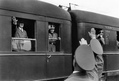 El famoso saludo a Adolf Hitler en el momento de su partida desde una estación de tren. Los líderes nazis que participaron en el asalto a la Unión Soviética son algunos de los protagonistas del álbum.