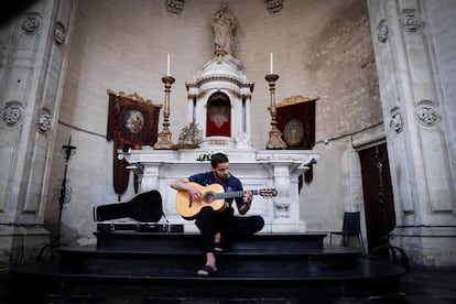 Un joven inmigrante toca la guitarra en la iglesia, en uno de los días de protesta.