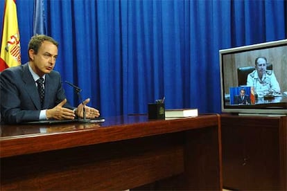 El presidente del Gobierno, José Luis Rodríguez Zapatero, conversa por videoconferencia con el Jefe del Estado Mayor del Ejército, José Antonio García González, que se encuentra en Afganistán junto al ministro de Defensa, José Bono, para tramitar la repatriación de los 17 militares fallecidos al estrellarse el helicóptero en el que viajaban.