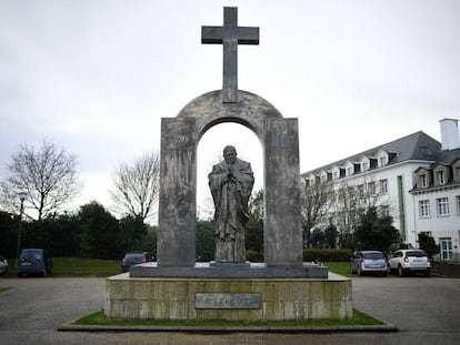 A estátua do papa João Paulo II em Ploërmel, Bretanha